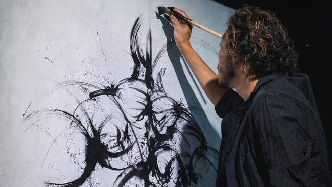 2023年8月にYUGEN Gallery（東京・渋谷）で開催されたライブペインティングの様子