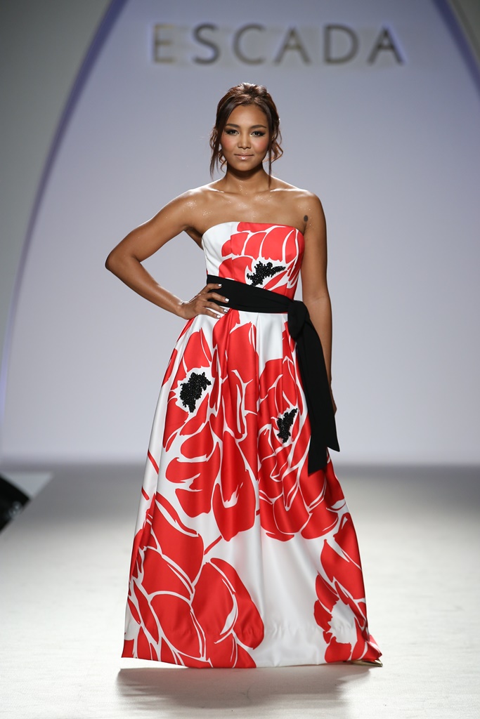 エスカーダ14春夏ファッションショー ランウェイにクリスタル ケイが登場 株式会社エスカーダ ジャパンのプレスリリース