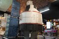 灯白社、「STEINS;GATE 15周年記念POPUP企画展 ~15年の月日を超える。ifの世界線~」本日よりタイムマシンが秋葉原に出現!会場写真(タイムマシン・原画・ラッピング)と追加グッズ公開!