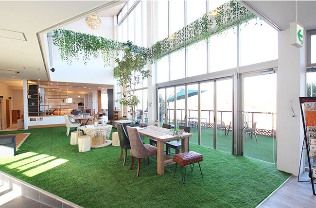 屋内・屋外でのカフェ利用可!利根川を一望できる屋外テラス席を完備! 屋内・屋外でのカフェ利用可!利根川を一望できる屋外テラス席を完備!