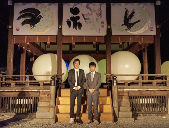 　（左から）チームラボ代表 猪子寿之、株式会社 W media代表取締役 村上範義 　（上部）書道家・吉川寿一氏の作品