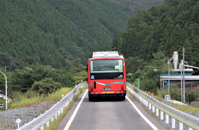 陸前横山駅を出て志津川方面へ向かうBRTのバス（右にカーブしてしばらく行くと横山トンネルがある)