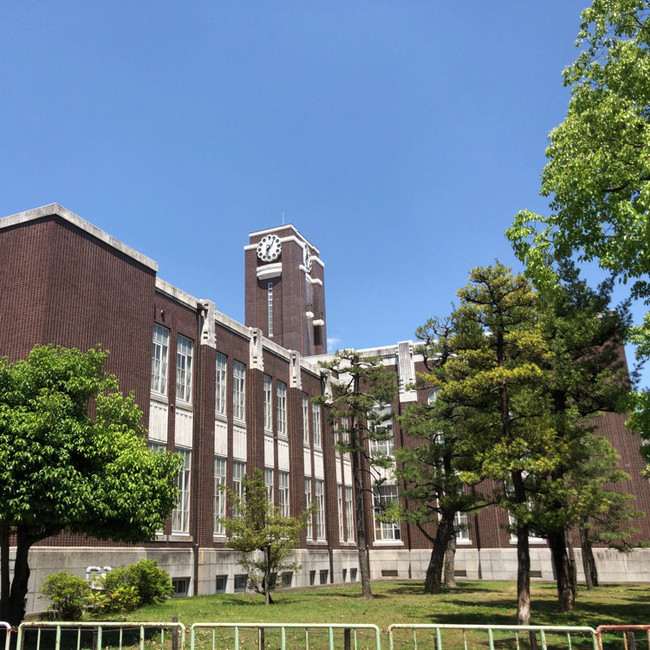 京大のシンボル：時計台