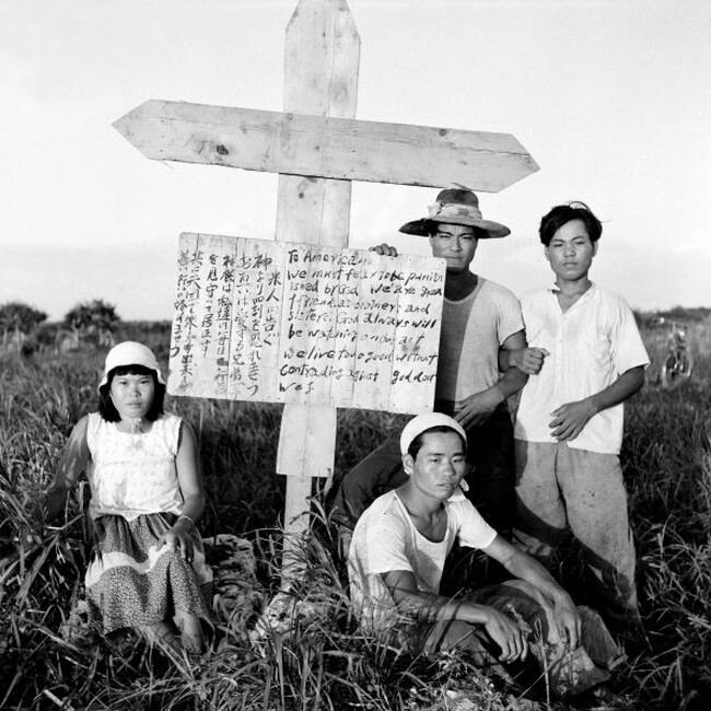 演習地・十字架の看板を立てて訴える若者　1955年