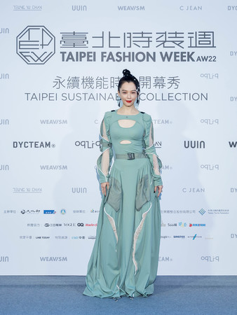 台湾の人気女優ビビアン・スー（徐若瑄）が台湾のブランドSeivsonの新コレクションを着用、開幕ショーの観賞に参加した。（画像提供：台北ファッションウィーク）