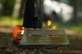 わずか5秒で組み立て可能な薄型・軽量の焚き火台『BONFIRE STAND』 お買い上げのお客様に便利なギアコンテナプレゼント
