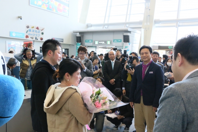 佐賀県知事が「ミライカレッジ佐賀」成婚カップルを佐賀空港でお出迎え