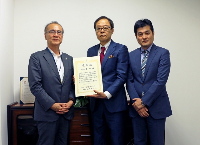 (左から）ゴールドリボン・ネットワーク　松井理事長　　　当社代表取締役社長　吉竹　　常務取締役　東野