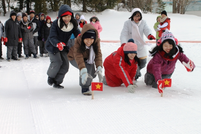 2013年度の活動（初めての雪を体験するベトナムの高校生）