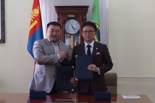 モンゴル生命科学大学 Kheruuga Tumurbaatar学長（左）、此下竜矢（右） ウランバートル市内MULS内署名式にて