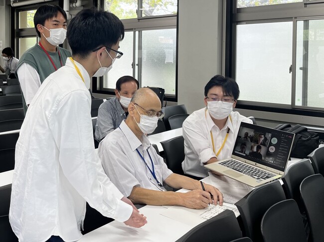 会場と遠隔参加者によるグループディスカッションの様子 会場と遠隔参加者によるグループディスカッションの様子