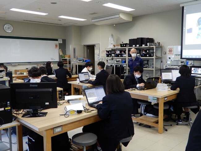 新居浜高専PICマイコン学習キットVer.3を用いてプログラミングを学習する授業風景