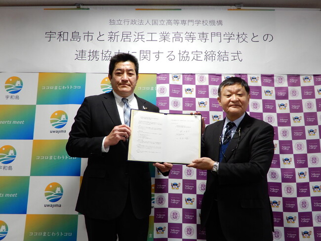 左から宇和島市 岡原市長、新居浜高専 鈴木校長 左から宇和島市 岡原市長、新居浜高専 鈴木校長