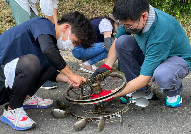 山添村で実験している学生