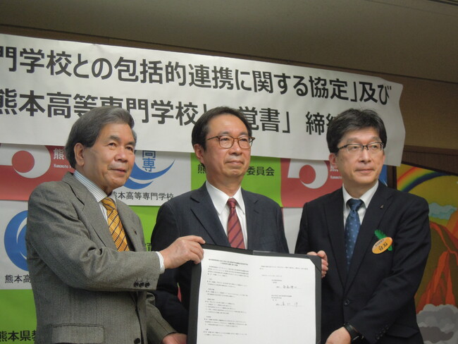写真左から、蒲島熊本県知事、熊本高専 高松洋校長、白石熊本県教育長 写真左から、蒲島熊本県知事、熊本高専 高松洋校長、白石熊本県教育長