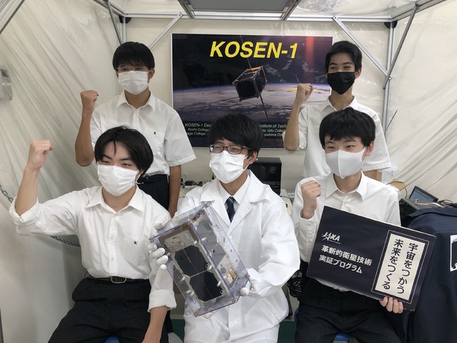 KOSEN-1衛星開発に参加した高知高専チームの宇宙科学研究部の学生（完成した衛星を手に、打ち上げ成功に向けて）