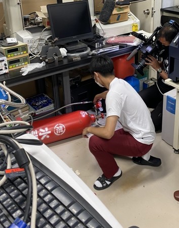 ラボスケール水素透過実験中の大分高専学生