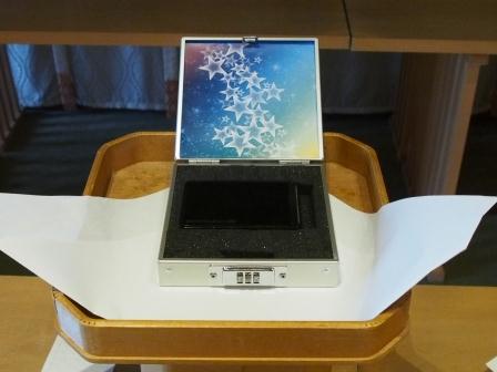 ▲祈祷のために宝台に置かれた楽曲HDD