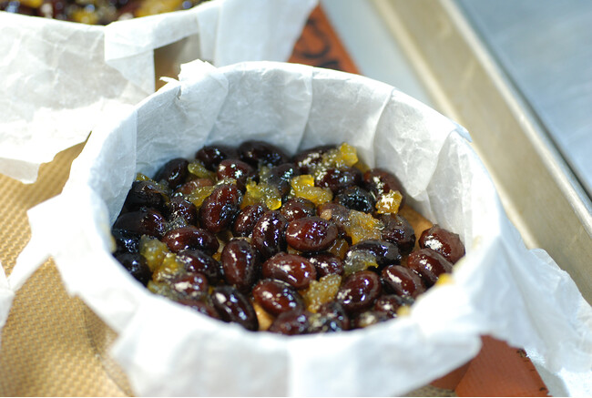 丹波黒豆煮と本柚子ピールがたっぷり入っています。