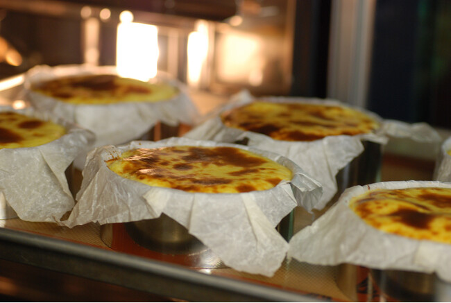 店内工房でひとつひとつ丁寧に作っています。 店内工房でひとつひとつ丁寧に作っています。