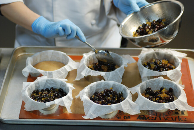 丹波黒豆煮と本柚子ピールがたっぷり入っています。