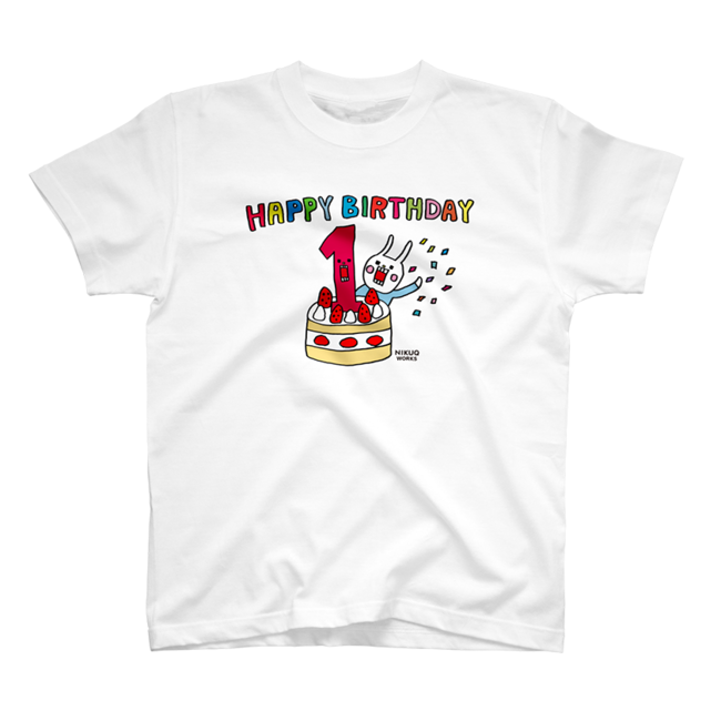 1歳の誕生日をお祝いするためのTシャツというコンセプトで、大人はもちろん、ベビー・キッズサイズを（セール外ですがロンパース・スタイも）揃えてあります。 ご家族おそろいで着用し、1歳を迎えるお子さまとの記念写真に。