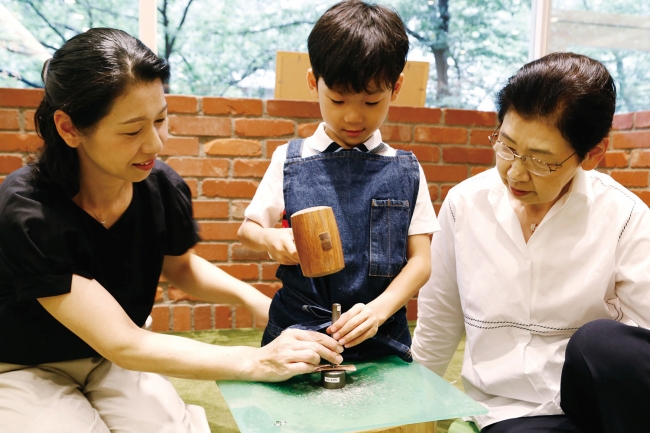 3世代でものづくり体験が楽しめる 敬老の日workshop 開催 土屋鞄製造所のプレスリリース
