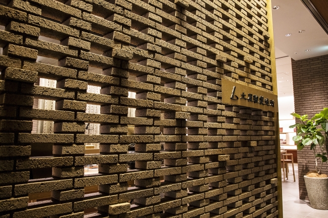 お客様を迎える透かし煉瓦積みのファサードは、瀬戸焼で有名な、愛知県瀬戸市の良質な粘土で焼いた煉瓦を使用
