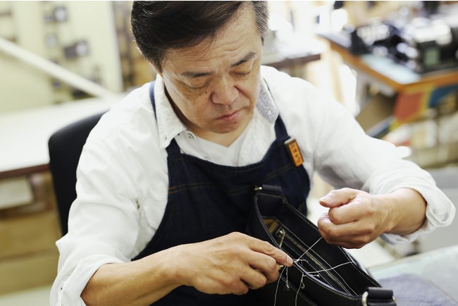 修理専門の職人が革の補色から糸のほつれ直し、 破損パーツの交換や除菌加工も”