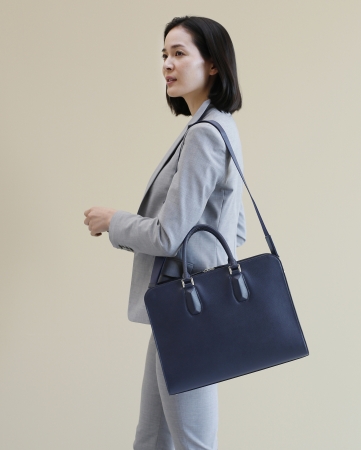 日本の職人がつくり上げた、女性のための仕事鞄「HINON」2月24日（土
