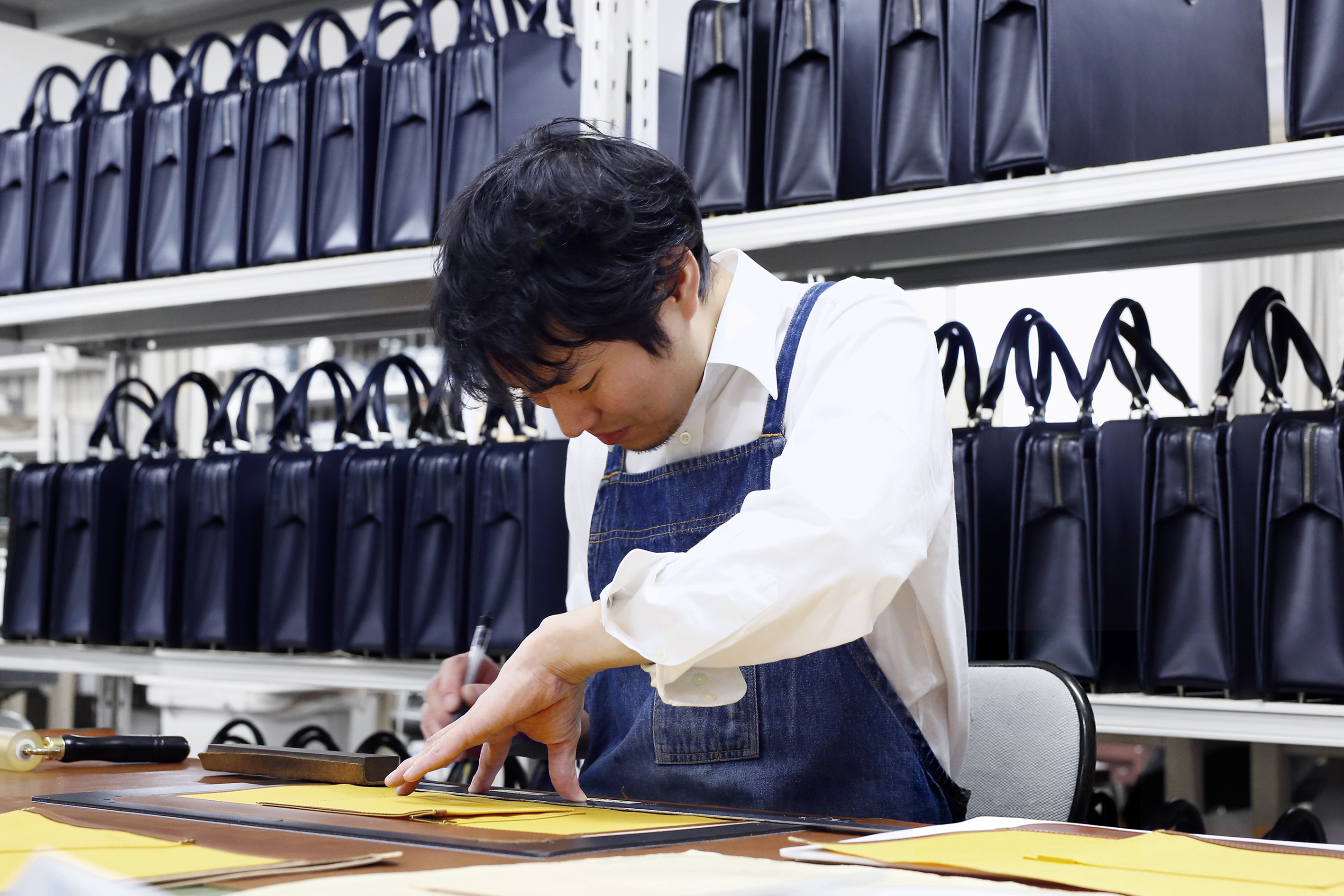 日本の鞄職人、こだわりの手仕事をじっくりと。東京・西新井本店で実演