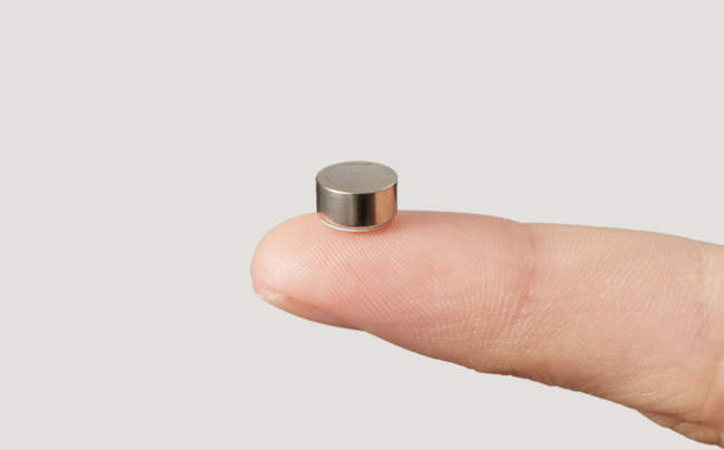 直径約6mmのコイン形リチウム二次電池「CLB640」(サンプル)