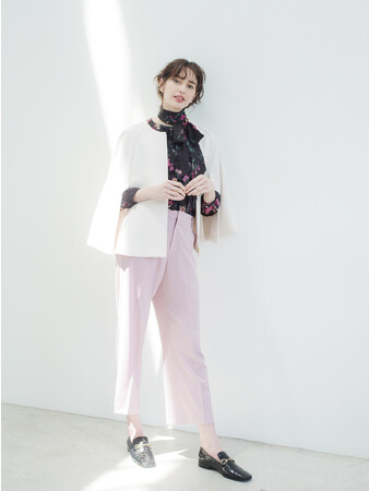 Jacket ￥77,000 Blouse ￥58,300 Pants ￥42,900