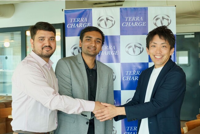 SNM Cabs共同創業者：Sarthak Bansal（左）、ダイレクター：Mayank Gupta（中央）、Terra Motors Charging Solution マネージング・ダイレクター 上田晃裕（右）