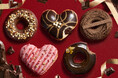 ベネズエラ産カカオマスやフルーツ、ナッツの贅沢マリアージュ　濃厚ショコラの“ちょこっとリッチ”を楽しむ　バレンタイン限定の“本格ショコラドーナツ”5種　2026年1月14日（水）より期間限定発売