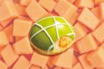 ツヤっとみずみずしい果実感を表現した“冷やしてもおいしい”夏ドーナツに　夏に旬を迎える人気のフルーツ「メロン」が仲間入り！赤肉メロンの芳醇な甘さを楽しむ『メロン クリーム』