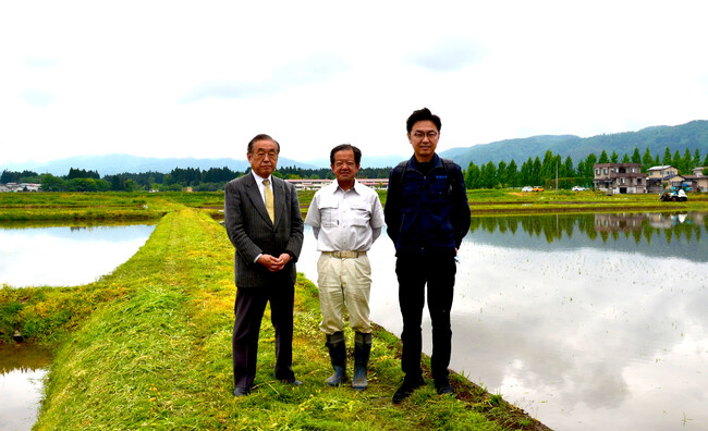 実証実験メンバー（真ん中 小嶋総本店契約農家 寒河江一紀さん）