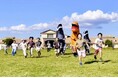 恐竜たちがはらっぱを駆け抜ける!ティラノサウルスレースを横須賀・ソレイユの丘で2025年1月19日(日)に初開催。レースに参加する成獣(中学生以上)・幼獣(小学生以下)を募集します。