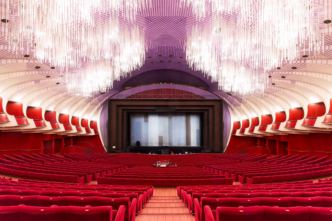 アルカンターラ社がトリノ王立トリノ劇場とコラボレーションによる 緞帳 を製作ジュゼッペ ヴェルディのオペラ フォルスタッフ のステージを飾る アルカンターラのプレスリリース