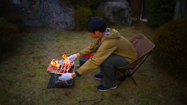 スライド機構で様々な焚火台にフィット