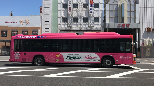 姫路市街を走行する神姫バスにヴィクトリーナ姫路とのコラボレーションラッピングを実施