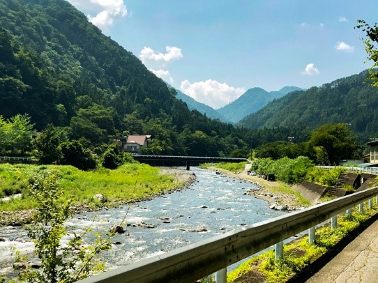 村の中央を流れる多摩川の源流、丹波川