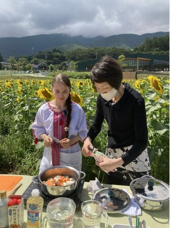 浜内先生に教えてもらいながら留学生のマリナさんが料理づくりに挑戦 浜内先生に教えてもらいながら留学生のマリナさんが料理づくりに挑戦