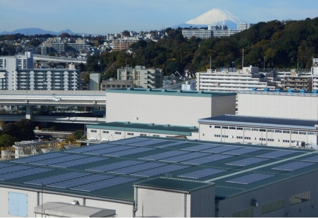 横浜磯子工場に設置の太陽光発電パネル