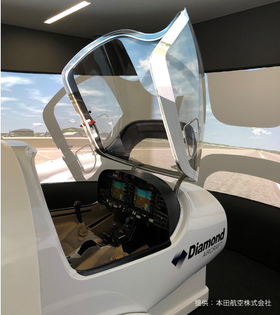 フライトシミュレータの操縦席（画像提供：本田航空株式会社）