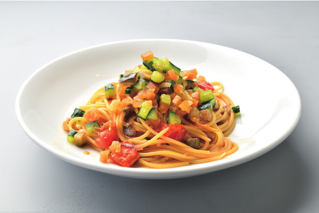 ぼたんこしょうの醤油漬けをベースに、しゃきしゃき野菜の食感も楽しめるスパゲッティー。ピリ辛が夏にピッタリ!「やたら×ぼたんこしょう×ペペロンチーノ」 ぼたんこしょうの醤油漬けをベースに、しゃきしゃき野菜の食感も楽しめるスパゲッティー。ピリ辛が夏にピッタリ!「やたら×ぼたんこしょう×ペペロンチーノ」