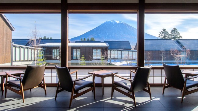 ラウンジから望む羊蹄山。四季だけではなく一日中表情を変える風景です