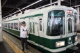 難波駅の係員が南海ホークス復刻ユニフォームを着用(８/４まで)