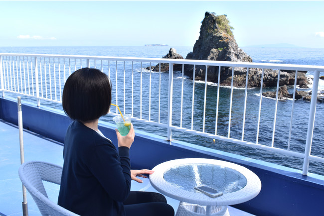 錦ヶ浦の海と奇岩を眺める絶景テラス