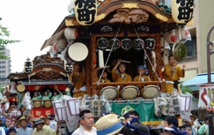 祭り最終日の『曳っ合せ叩き合い』と絢爛豪華な熊谷の山車